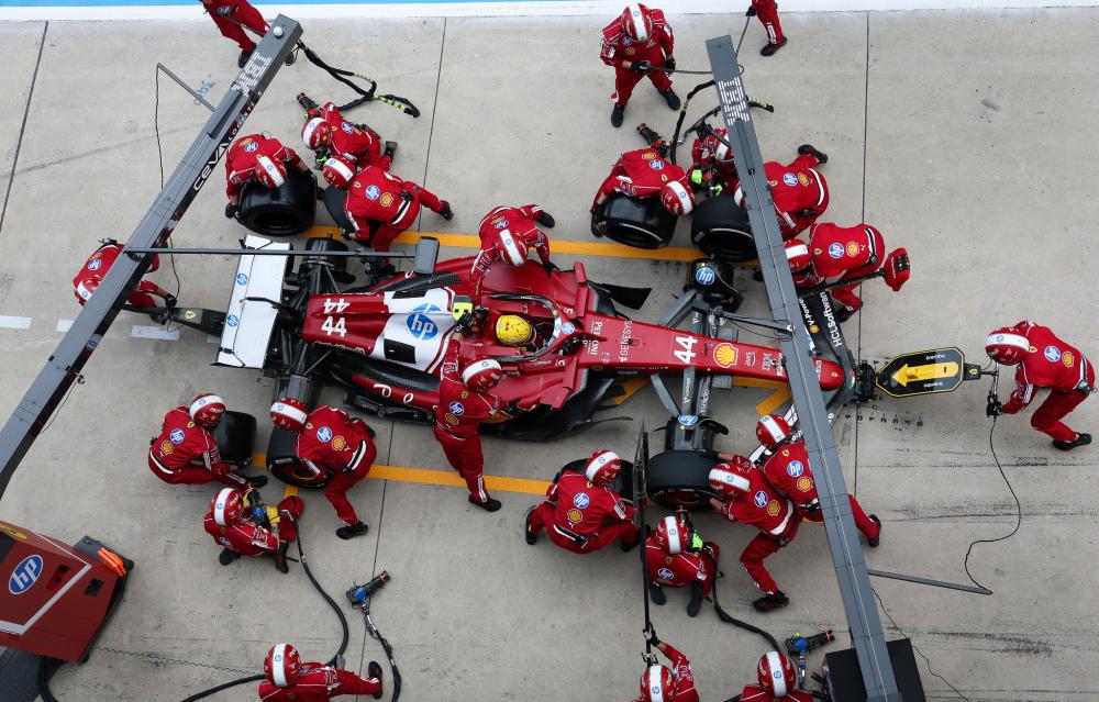 个人能力！两队进攻陷入困境， 奎因上场外线运球高难度急停三分命中！